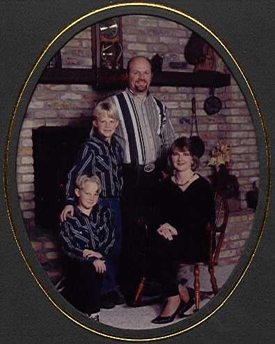 photo_98family.jpg (24450 bytes)